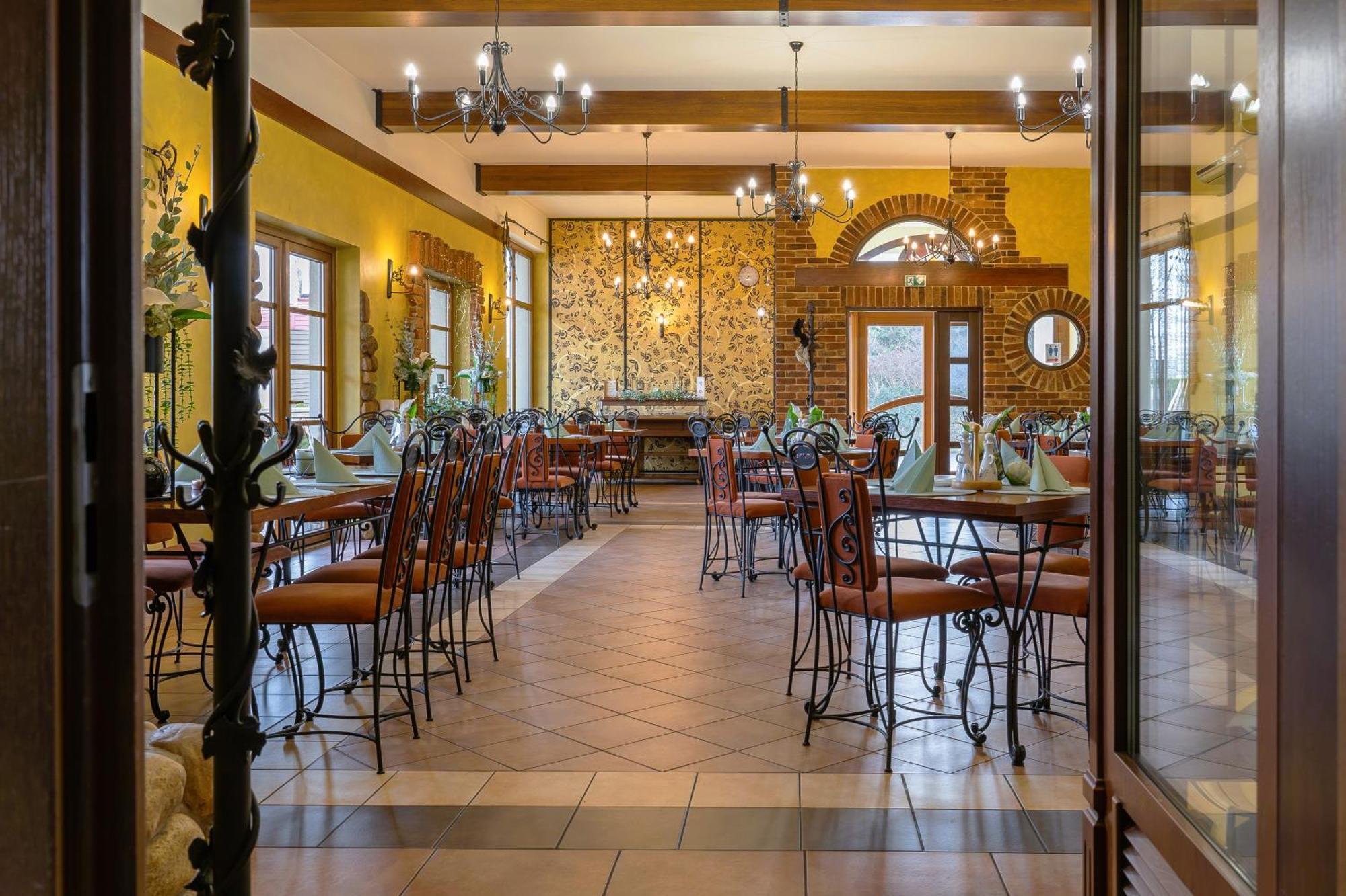 Zlota Jesien Restauracja I Noclegi Nad Jeziorem Kartuzy Exterior photo